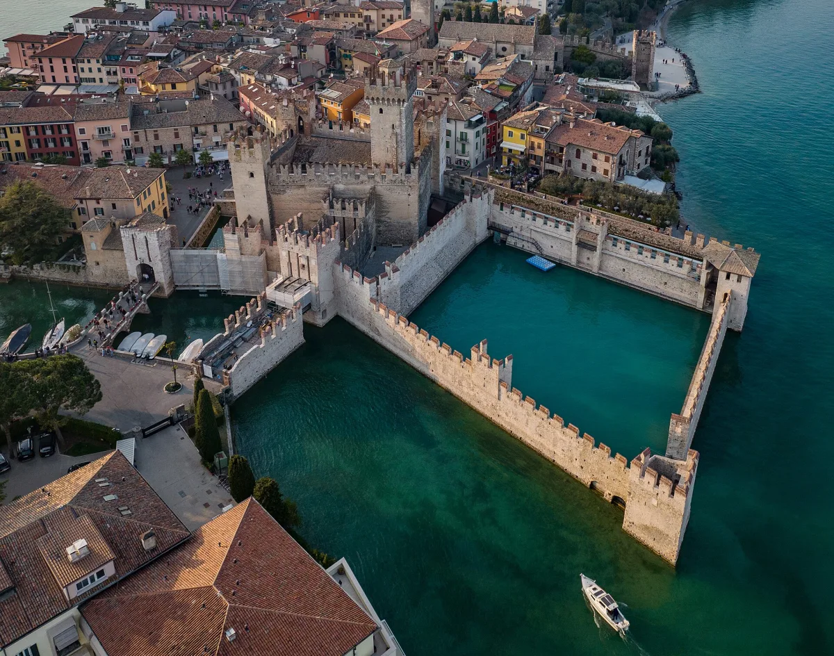 Come arrivare a Sirmione: distanze, percorsi e consigli 2026
